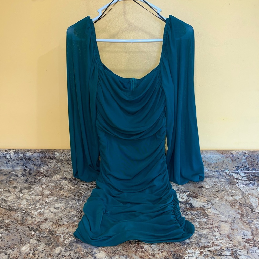 RUMOR EMERALD GREEN Fitted Short Dress With Loose Long Sleeves Elastic Fitted